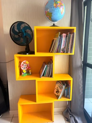 Vendo estante amarela