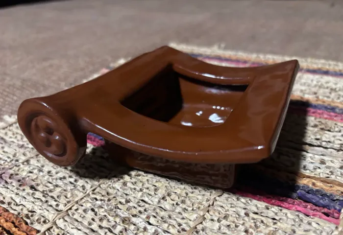 cinzeiro de mesa em cerâmica esmaltada marrom