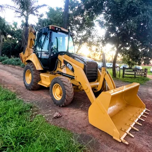 Retroescavadeira Caterpillar 416E ano 2015, 4x4, com 12.000 horas, em SP