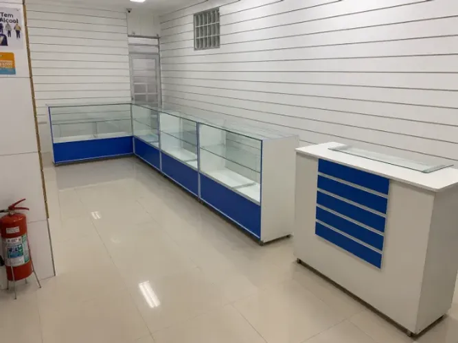 Kit Completo de Móveis para Loja com Balcões, Prateleiras, Vidros e Armário Arquivo