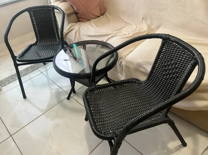 Conjunto mesa centro com 2 cadeiras fibra