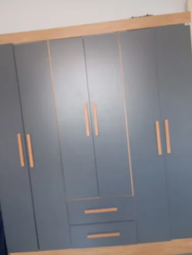Vendo um guarda roupa,de solteiro, defeito,só no pé,que está despregado
