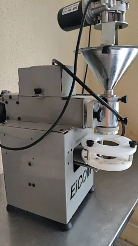 Máquina modeladora de salgados 