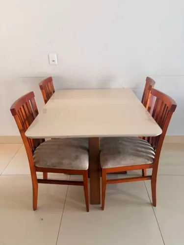 Mesa de madeira e vidro com 4 cadeiras