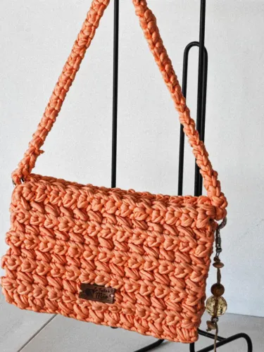 Bolsa de crochê com alça de ombro, acompanha chaveiro.