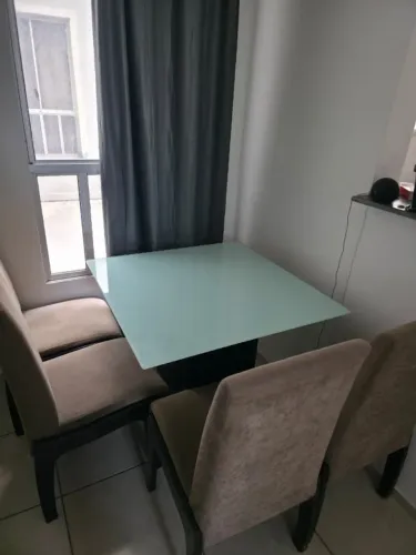 Mesa de Jantar com Tampo de Vidro + 4 Cadeiras (Seminova)Mesa de Jantar com Tampo de Vidro