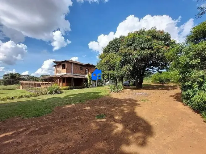 Sítio em Quintas Da Varginha com 360 m² , 4 quarto(s) , 1 suíte(s) , 10 vaga(s).