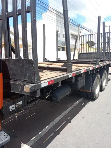 Carroceria de madeira para transporte de toras