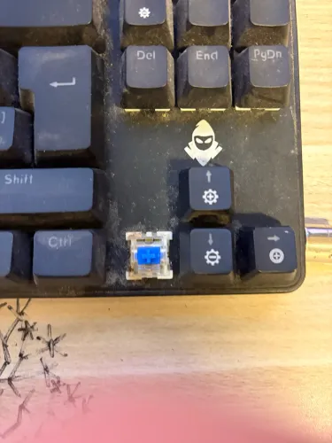 Teclado eletrônico com Led switch blue + mousepad reddragon susaku