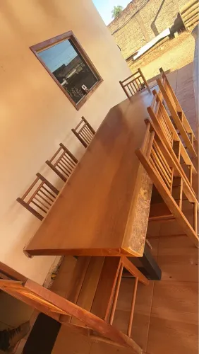 Mesa de madeira e cadeiras