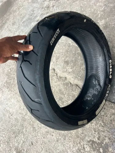 Pneu traseiro susuki 200/50. Zr17 estado de novo