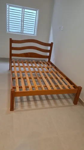 Cama de madeira maciça