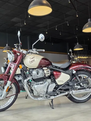 Classic 650cc Red - Duvallyer Rodrigues - 21 9 9271 71 82 - Royal Enfield