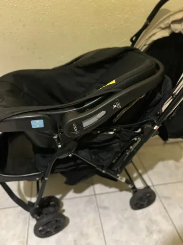 Carrinho + bebê 450 , balde bacia e banheira 150 ,cadeira de balando de bebê  200
