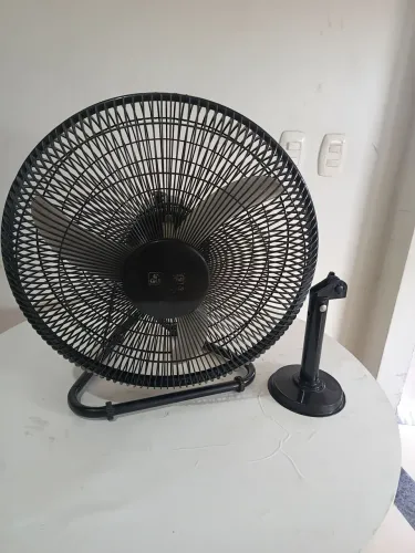Ventilador Agile de mesa e também de parede, opcional só trocar o suporte e fixar na pa