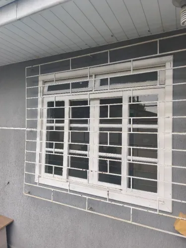 Vendo janela , porta é grade para porta e 1 para janela .