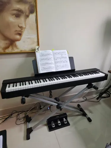 Piano Digital Yamaha P-225 com estante e pedaleira de 3 pedais FC35