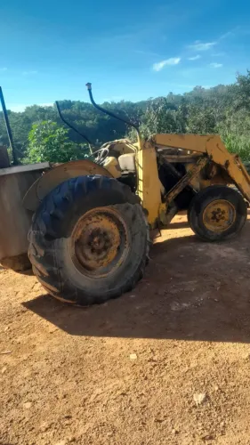 Carregadeira trator pula pula 65r  no estado em que se encontra