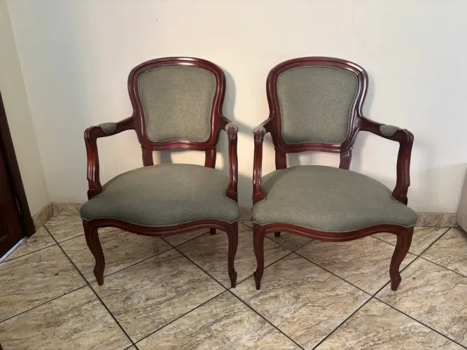 Dupla de cadeiras de madeira estofadas com tecido verde