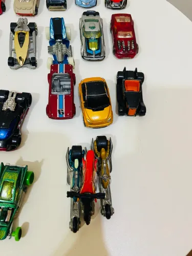 LOTE DE 17 carrinhos e 3 motos hot wheels escala 1:64 - brinquedo - colecionável