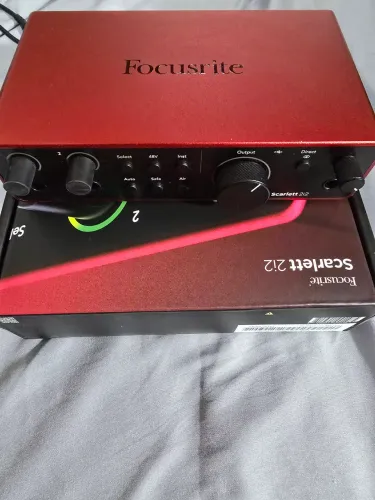 Interface de Áudio de 2 Canais Focusrite Scarlett 2i2 4th Gen/Geração