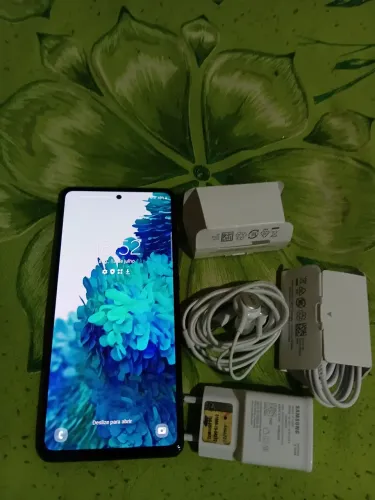 Vendo celular Samsung s20 com carregador e fone de ouvido tudo original