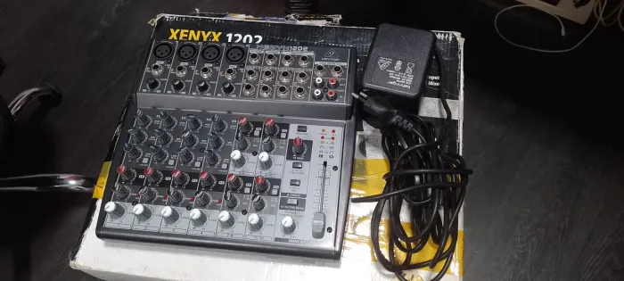 Meso de som Behringer Xenyx 1202// NOVA