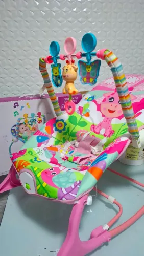 Cadeirinha balança e vibra