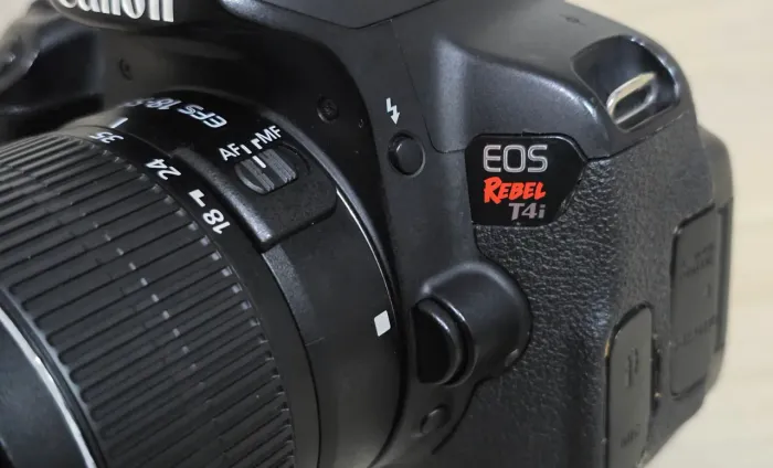 CANON T4i + LENTE 18-55MM - 2 BATERIAS 