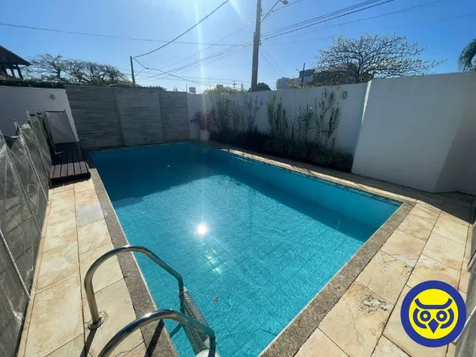 Casa de alto padrão mobiliada para locação no Córrego Grande 4 quartos, 2 suítes, piscina