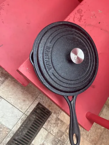 frigideira sautoir de ferro fundido da marca Santana, com tampa
