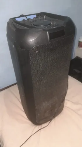 VENDE-SE CAIXA DE SOM SEMI NOVA