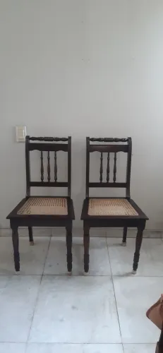 Cadeiras rústicas com assento e palhinha