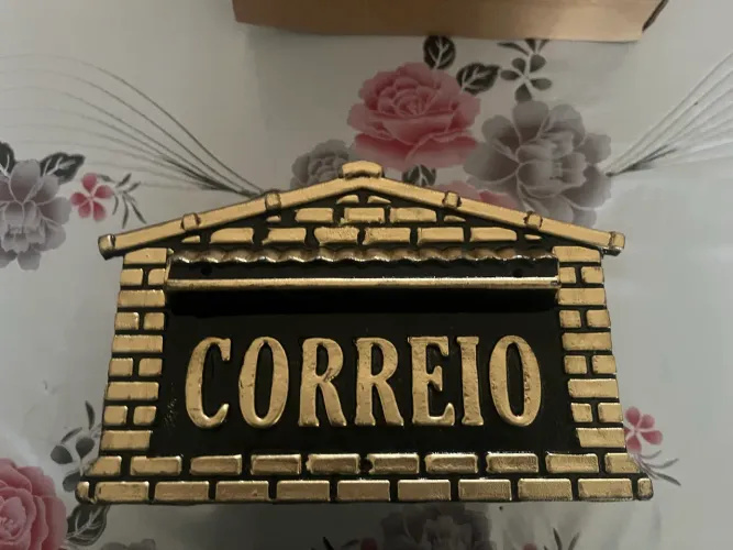 Caixa de Correio Colonial para Muro - Alumínio Fundido e Polipropileno