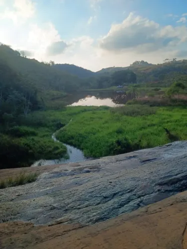 Um Terreno em Área Cercada por Natureza