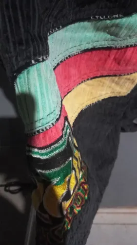 Bermuda da Cyclone nas cores do reggae 100,00 