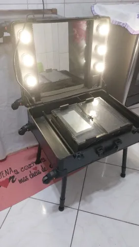 Maleta camarim profissional de maquiagem preta com iluminação em LED integrada, espelho e