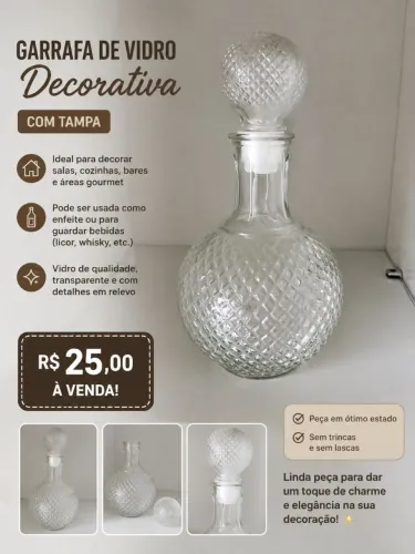 Esta é uma garrafa licoreira de vidro decorativa com tampa esférica e textura em relevo.
