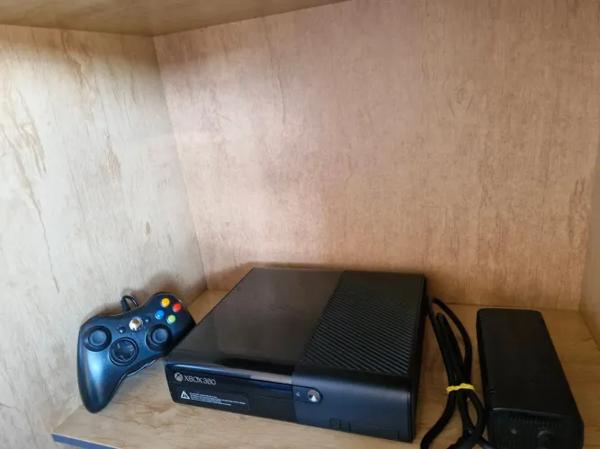 Xbox 360 slim + controle Microsoft original