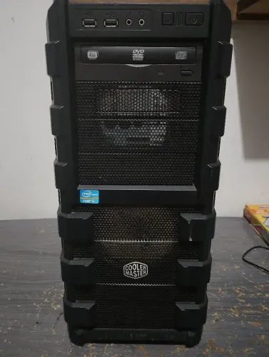 Gabinete Cooler Master K280 ATX vazios.