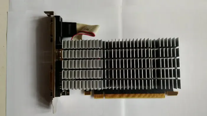 Placa de vídeo VGA Afox R5 220 (c/defeito. P/reparo, retirar peças, aproveitar dissipador)