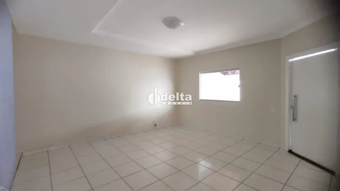 Casa com 3 quartos sendo 1 suíte disponível para locação no bairro Granada em Uberlândia-M