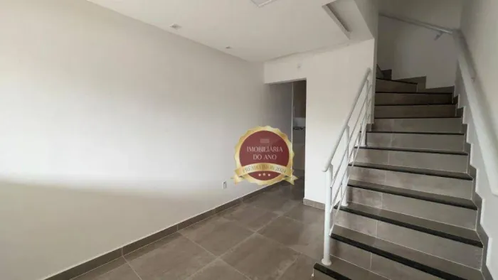 Sobrado à venda no Caiçara, Praia Grande 2 dormitórios, garagem privativa e entrada indiv