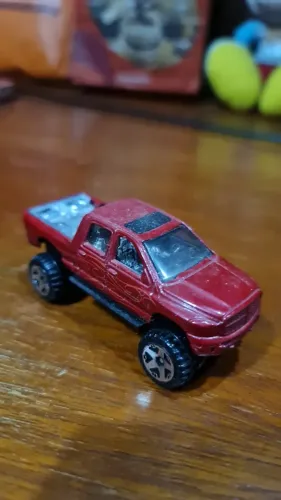 Hot Wheels DCC 2006 Dodge RAM 1500 Vermelha - Main Line - 1:64