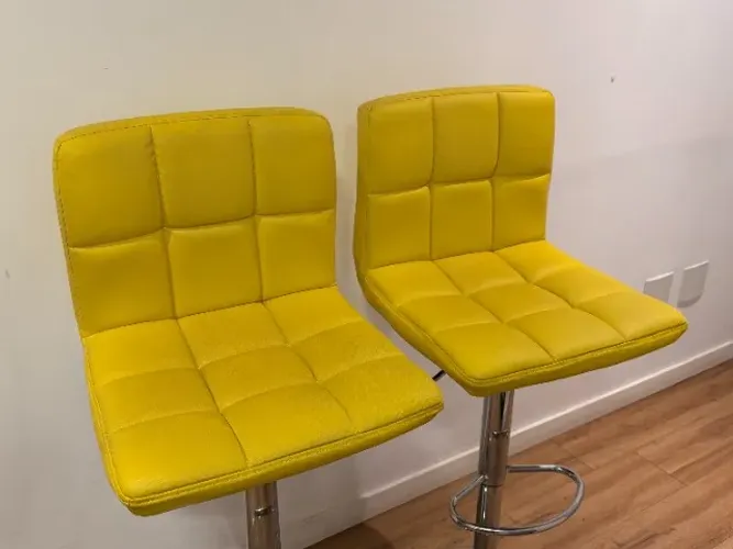 Par Banquetas Altas Amarelas Gomadas com Estofado Encosto e Regulagem de Altura