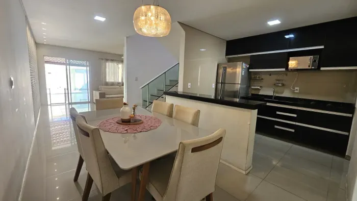 Casa Duplex com amplo espaço e móveis projetados no Eusébio.