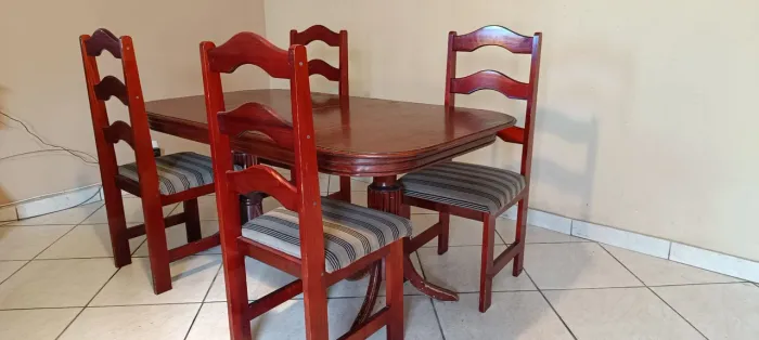 Mesa de jantar c 4 cadeiras 