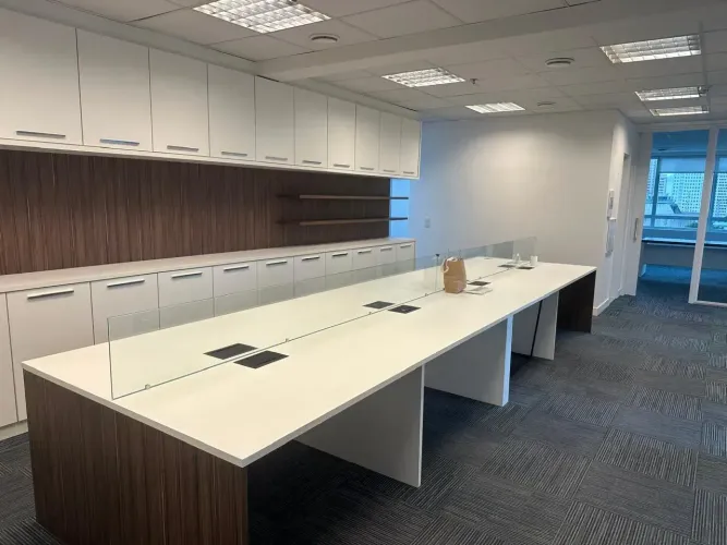 ESCRITÓRIO CORPORATIVO MOBILIADO EM ALPHAVILLE | 243,5 M² E 10 VAGAS DE GARAGEM!