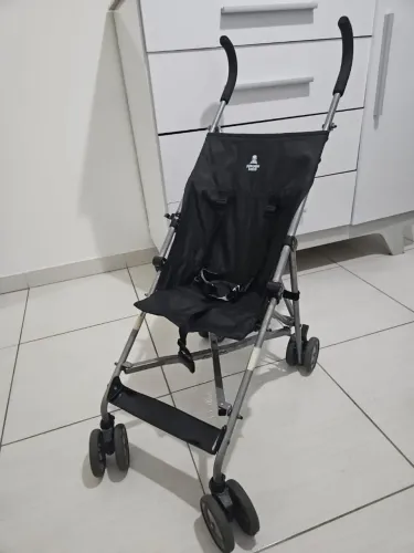 Carrinho de bebê tipo guarda-chuva