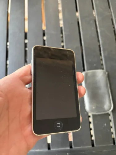 iPod touch 2ª geração 32GB A1288 com capa - não testado